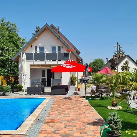 U8 Apartmanhaz アパート ボニャルツバシュ