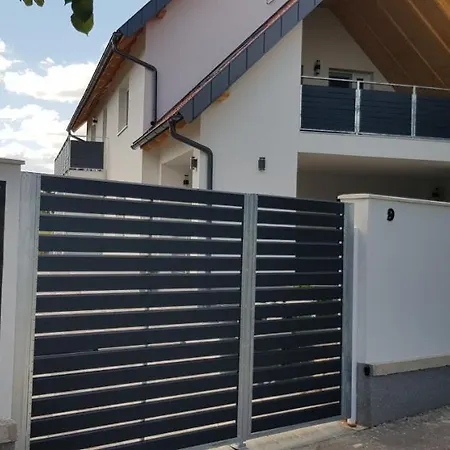 U8 Apartmanhaz * ボニャルツバシュ