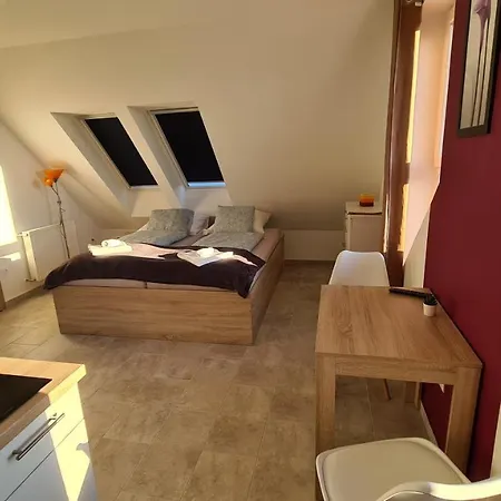 U8 Apartmanhaz ボニャルツバシュ