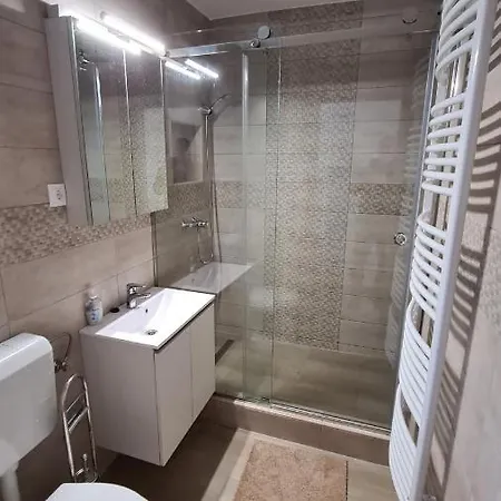 U8 Apartmanhaz * ボニャルツバシュ