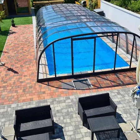 U8 Apartmanhaz * ボニャルツバシュ