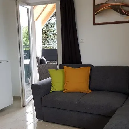 U8 Apartmanhaz ボニャルツバシュ