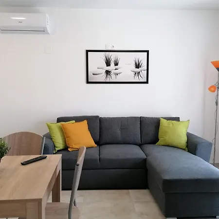 U8 Apartmanhaz * ボニャルツバシュ